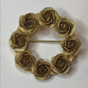 Vintage Gold Tone Textured Rose Circular Wreath Brooch 1950s/1960s